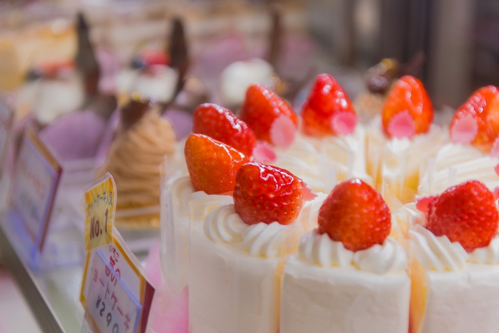 カットされたいちごのショートケーキの写真