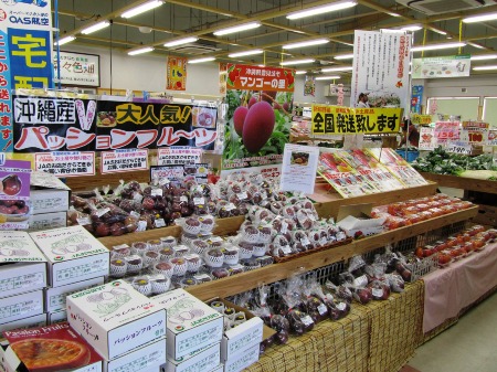 パッションフルーツなどが並んで売られている写真