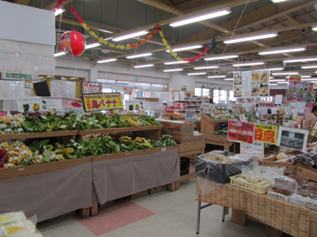 バナナや豆腐などが並んで売られている写真