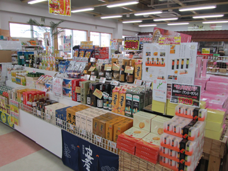 色々な種類のお酒などが並んで売られている写真