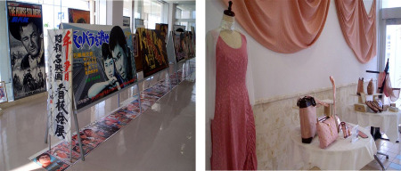 映画ポスターが並べて展示されている写真と服やバッグなどが展示されている写真が2枚並んでいる写真