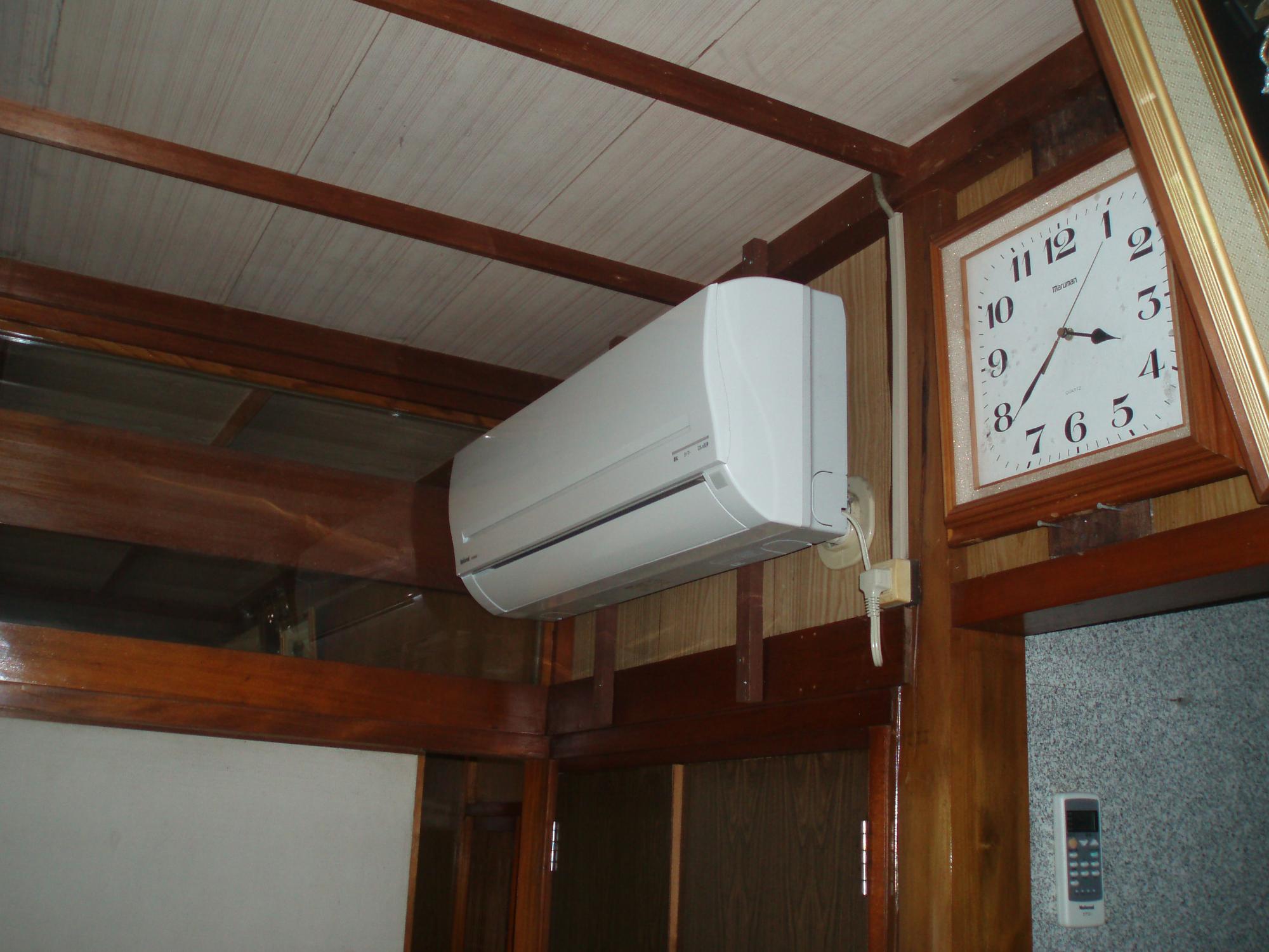 騒音防止工事によって新しく設置されたエアコン室内機の写真