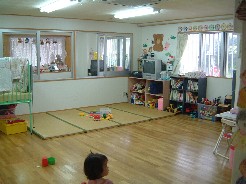フローリングの床に畳やおもちゃなどが置かれている写真