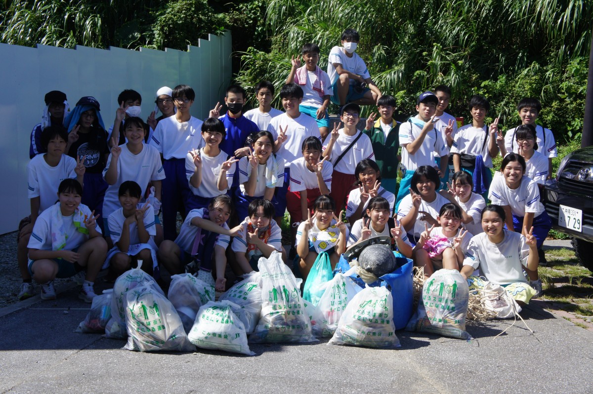 長嶺中学校ボランティア委員会の学生たちがゴミ袋を前に並んでいる写真