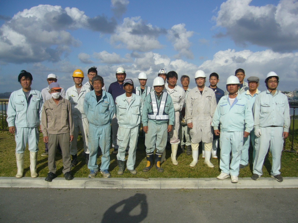 瀬長島連絡協議会の人たちが横三列に並んでいる写真