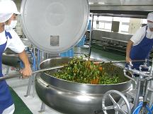 冷まされた野菜がライス釜で混ぜられている写真