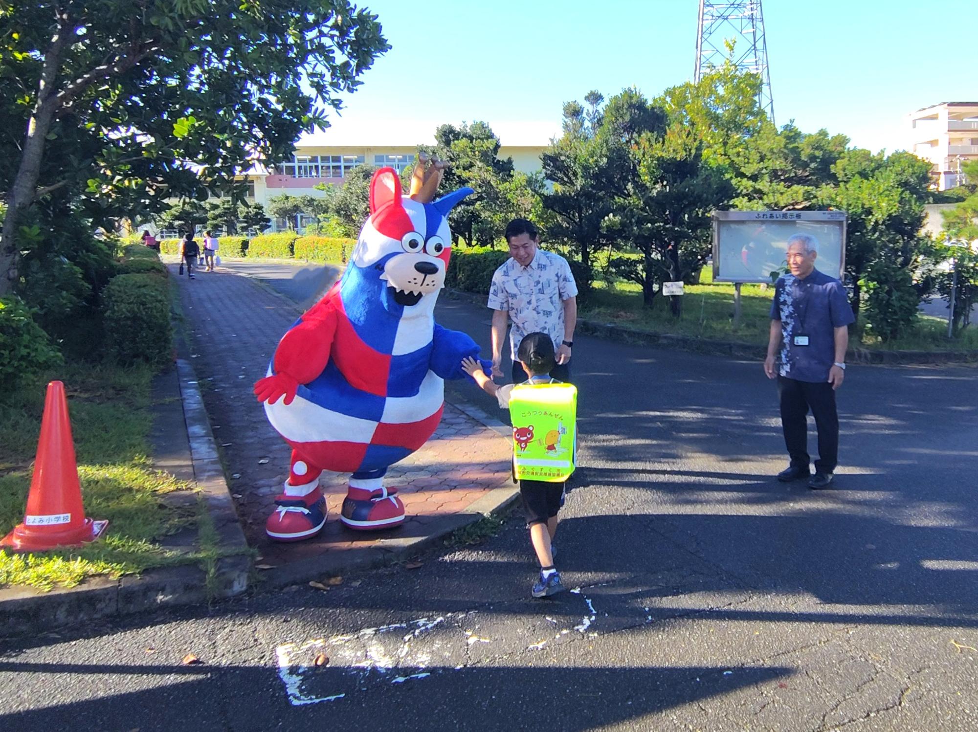 ゴーディーとハイタッチ1