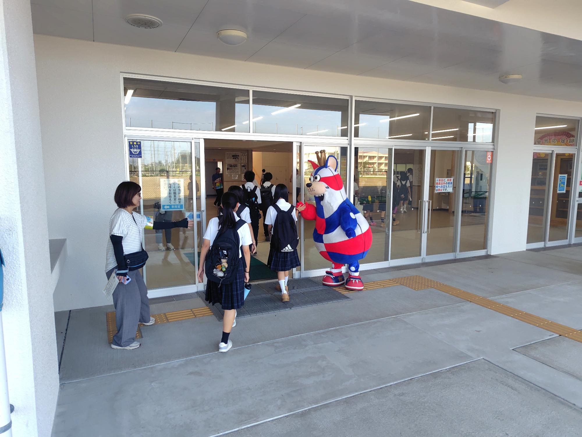ゴーディーとハイタッチ