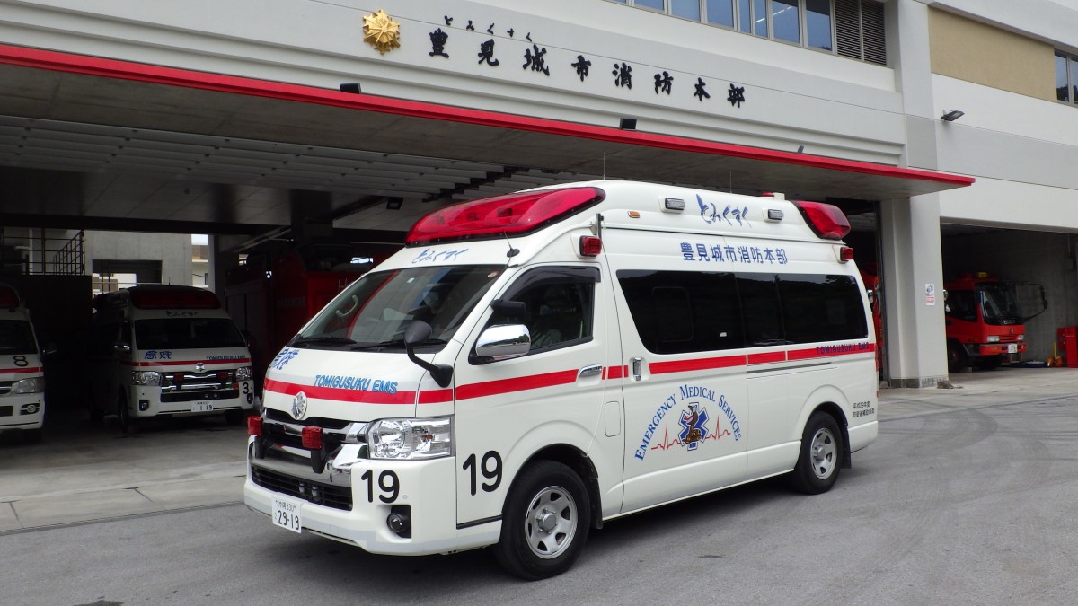 前面バンパーの左と左のドアに「19」と番号が記載された高規格救急車（19号車）の写真