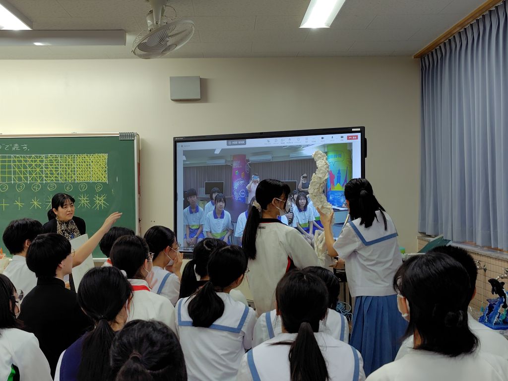 オンラインで美術交流をする豊見城中学校の生徒達