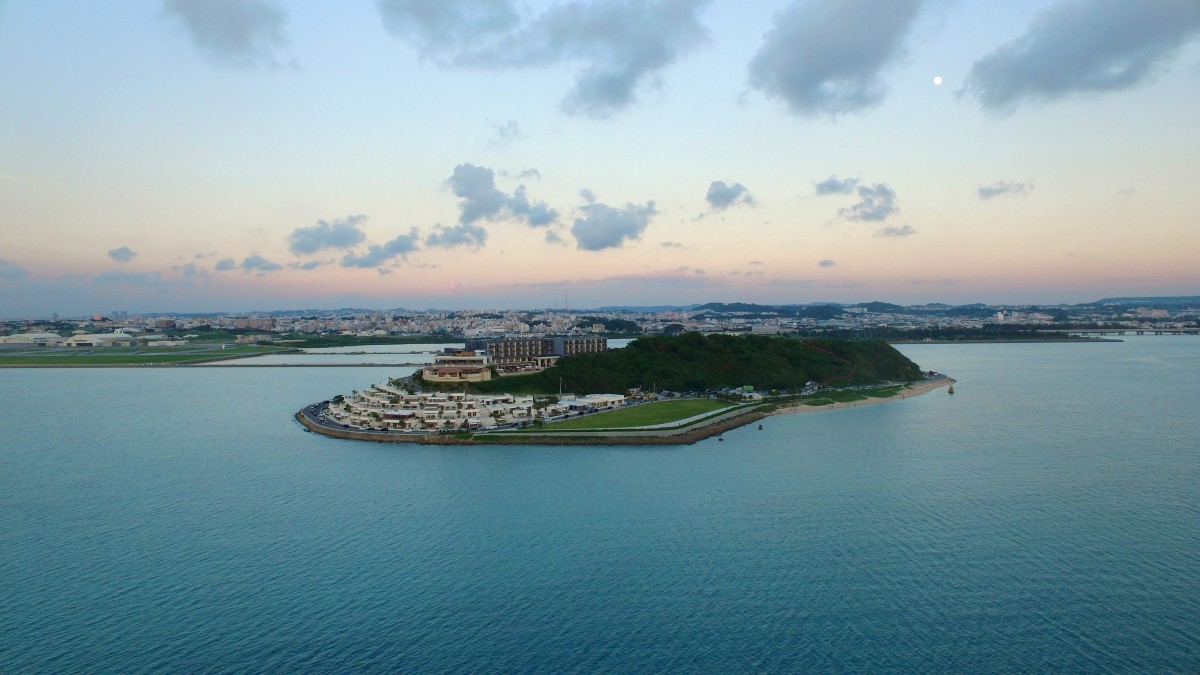 大きな海の上に小さな島が浮かんでいる写真