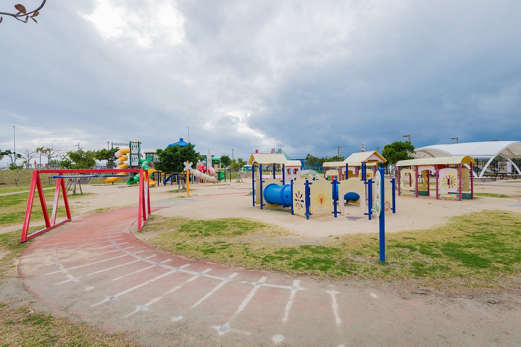 色とりどりの遊具が並ぶ公園の写真(豊崎にじ公園 とみぐすく観光ガイドへリンク)