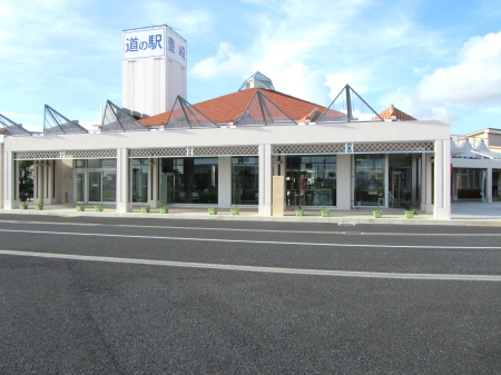 道の駅「豊崎」の外観を道路側から撮影した写真
