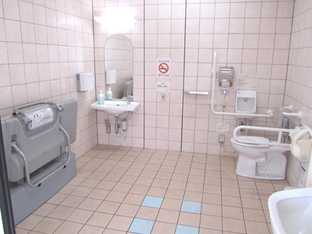 スペースが広く取られ様々な設備が設置されている多目的トイレの写真